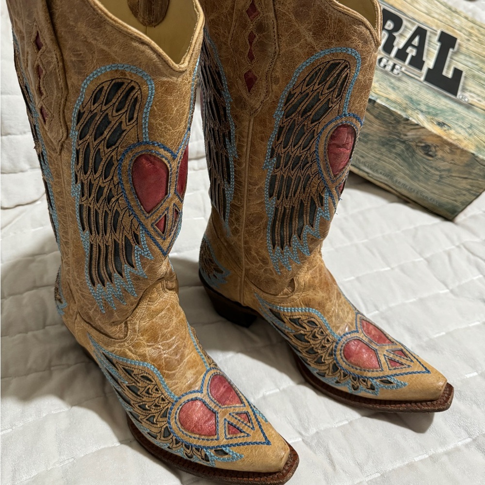 Corral Vintage Winged Heart Cowgirl Boots. Size 7, excellent condition.